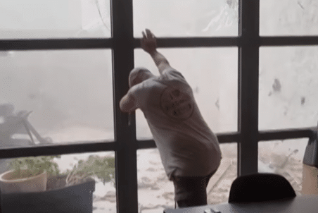 desespero:-homem-segura-porta-para-salvar-familia-de-tornado-na-franca,-veja-imagens