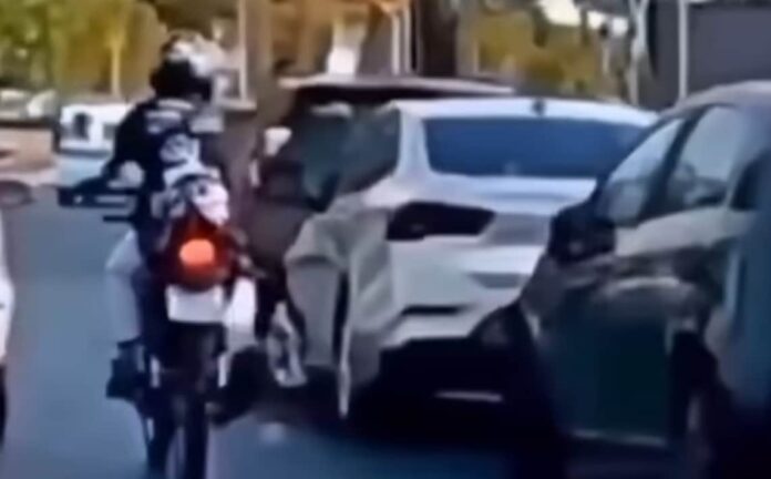 motociclista-tenta-chutar-carro-durante-discussao-e-perde-o-controle;-video-viraliza;-veja-video