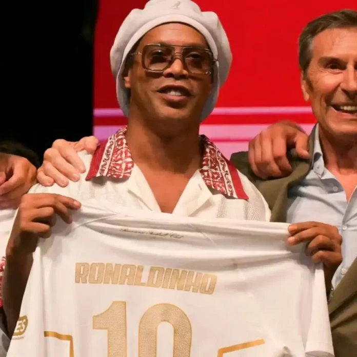 ronaldinho-gaucho-e-apresentado-por-clube-da-italia-e-pode-voltar-aos-gramados-aos-46-anos